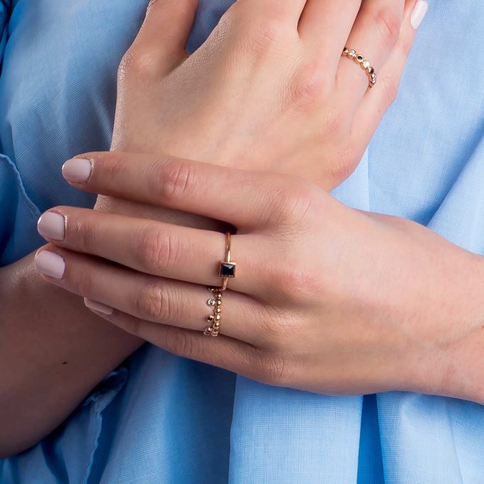 Blue_sapphire_ring_on_model