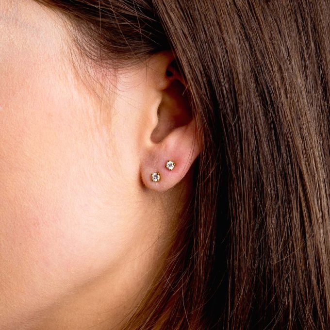 Diamond_earrings_on_model