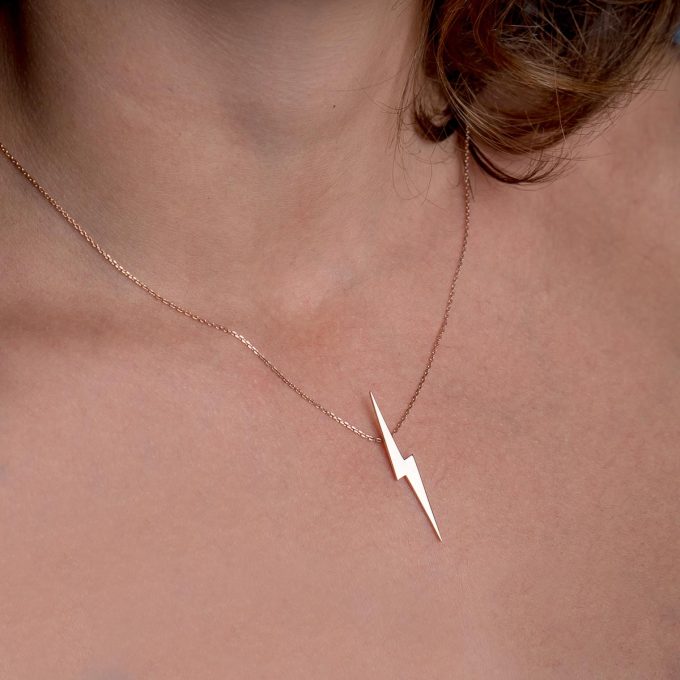 Lightning_necklace_on_model