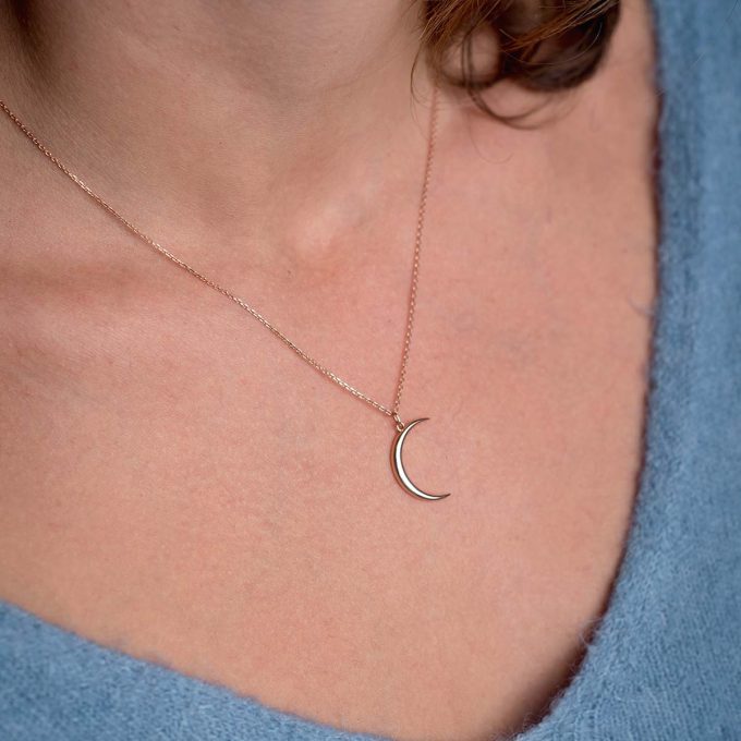 Moon_necklace_on_model