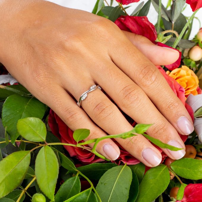 Diamond_Waves_Ring_on_hand