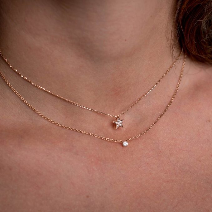 Diamond_star_necklace_on_model