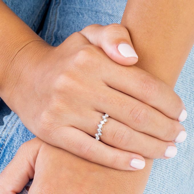 Diamond_scattered_ring_on_hand