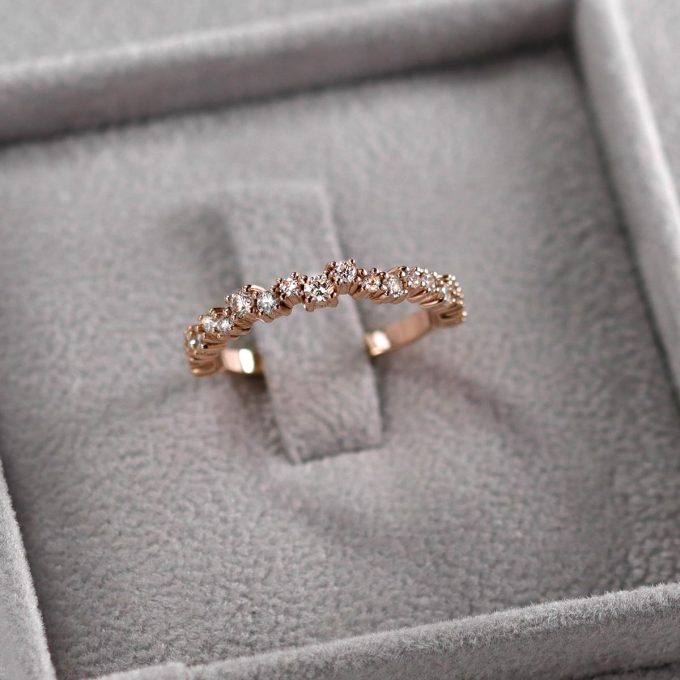 Scattered_diamond_ring_jewelry_box