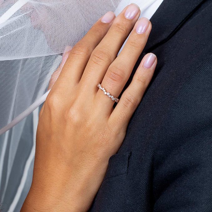 Scattered_diamond_ring_on_hand