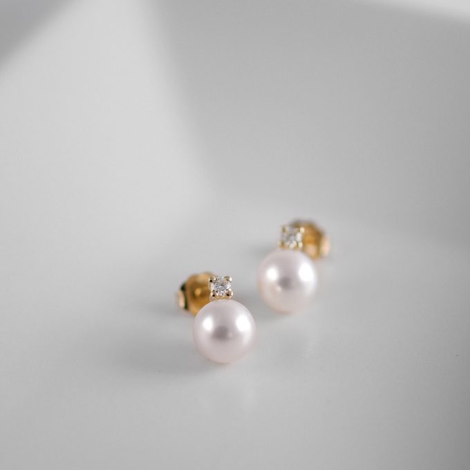 Biserni_uhani_z_diamantom_detajl Pearl_and_diamond_earrings_detail