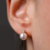 Biserni_uhani_z_diamantom_na_modelu Pearl_and_diamond_earrings_on_model