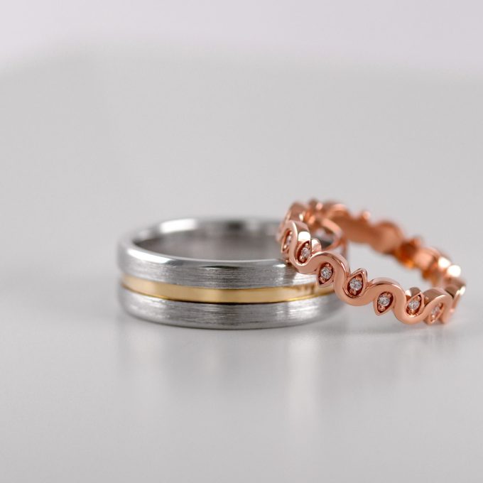 Bicolor_brushed_Mens_wedding_ring_detail