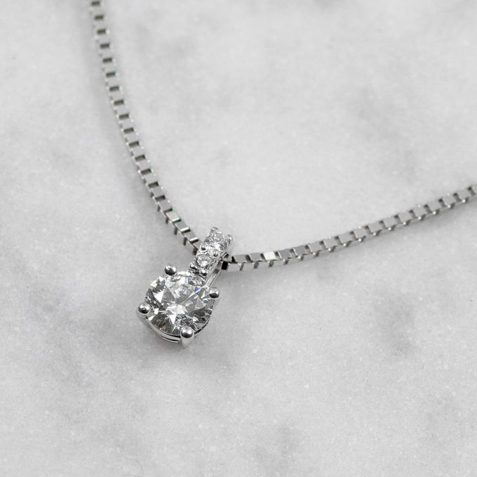 Diamond_pave_solitaire_necklace_detail