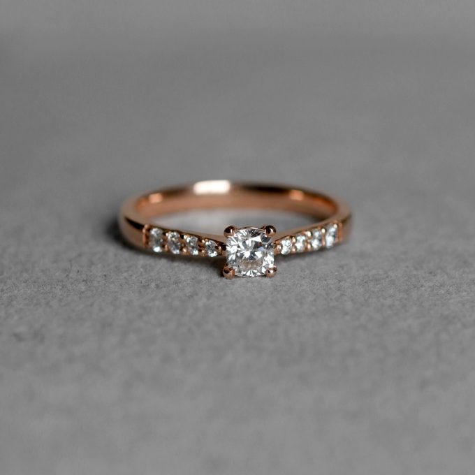 Diamantni_zarocni_prstan_Petite_Cushion_detajl Petite_Cushion_Diamond_Engagement_ring_detail