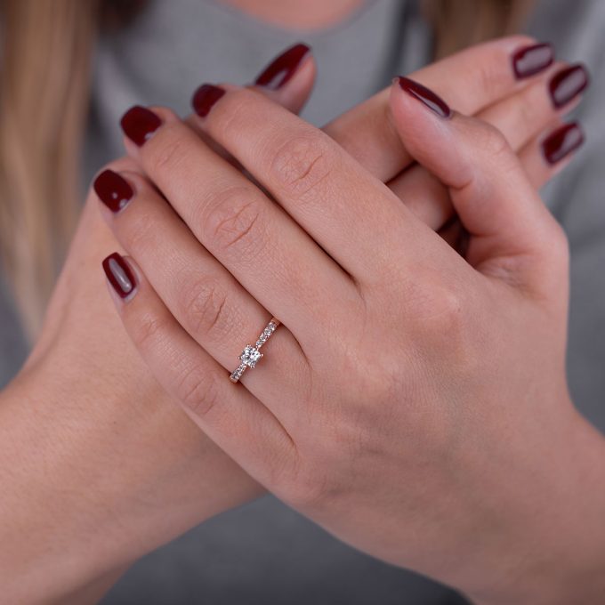 Diamantni_zarocni_prstan_Petite_Cushion_na_roki Petite_Cushion_Diamond_Engagement_ring_on_hand