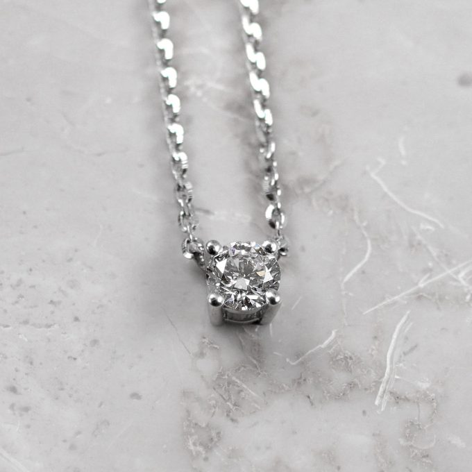 Ogrlica_z_diamantom_solitaire_detajl Diamond_Solitaire_necklace_detail
