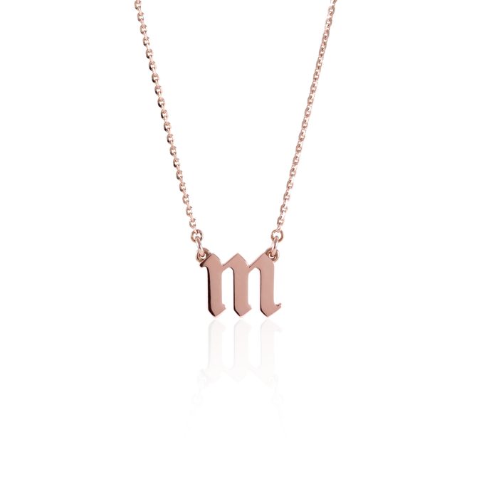 Ogrlica_z_gotsko_inicialko_roza_zlato Gothic_initial_necklace_rose_gold
