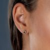 Uhani_Mini_bubbles_s_crnimi_diamanti_na_modelu Black_diamond_mini_bubbles_circle_earrings_on_model