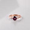Zarocni_prstan_solza_ametist_z_diamanti_detajl Pear_Amethyst_with_side_diamonds_engagement_ring_detail