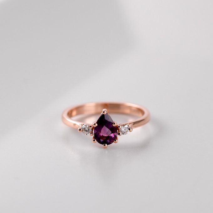 Zarocni_prstan_solza_ametist_z_diamanti_detajl Pear_Amethyst_with_side_diamonds_engagement_ring_detail