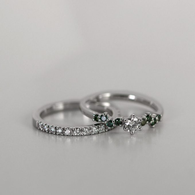 Scattered_green_diamonds_engagement_ring_details