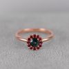 Edinstven_zarocni_prstan_z_zelenim_safirjem_in_rubini_detajl One_of_a_kind_green_sapphire_and_ruby_halo_engagement_ring_detail