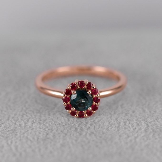Edinstven_zarocni_prstan_z_zelenim_safirjem_in_rubini_detajl One_of_a_kind_green_sapphire_and_ruby_halo_engagement_ring_detail