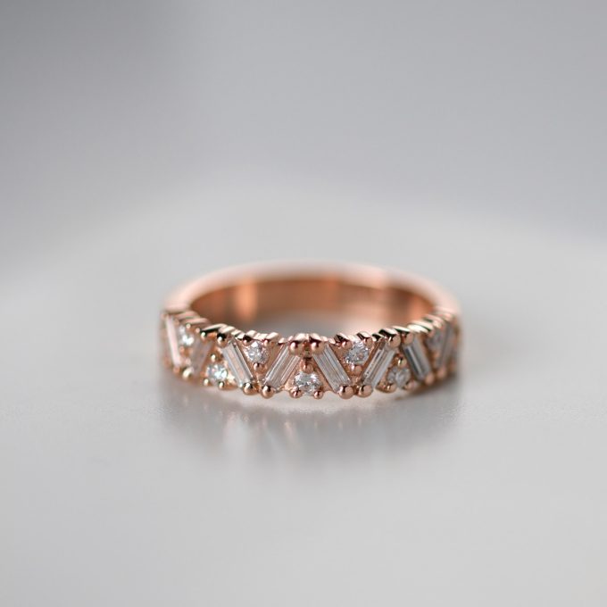 Scattered_diamond_ring_baguette_round_detail