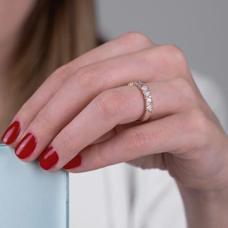 Scattered_diamond_ring_baguette_round_on_hand
