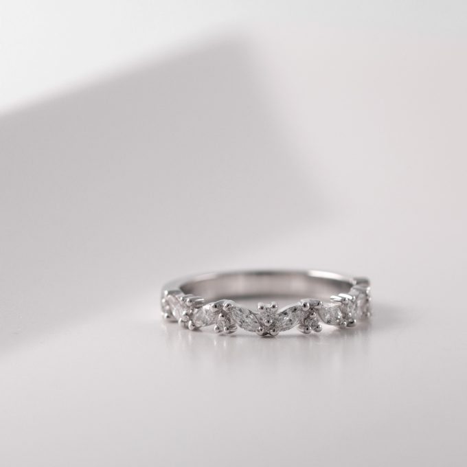 Scattered_diamond_ring_marquise_round_detail