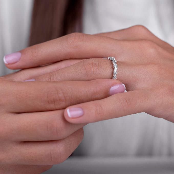 Scattered_diamond_ring_marquise_round_on_hand