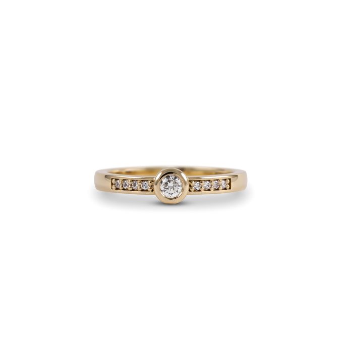 Bezel_diamond_engagement_ring_yellow_gold