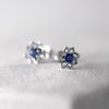 Uhani_cvet_s_safirjem_detajl Sapphire_Flower_Earrings_detail