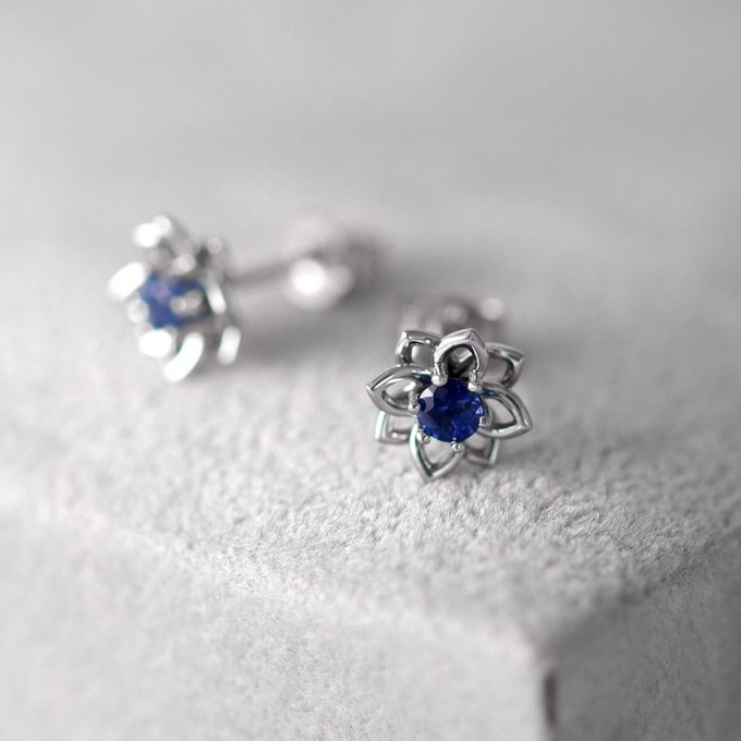 Uhani_cvet_s_safirjem_detajli Sapphire_Flower_Earrings_details