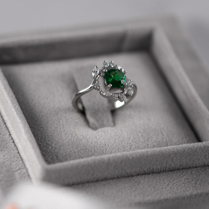 Cushion_Tsavorite_diamond_vine_ring_detail
