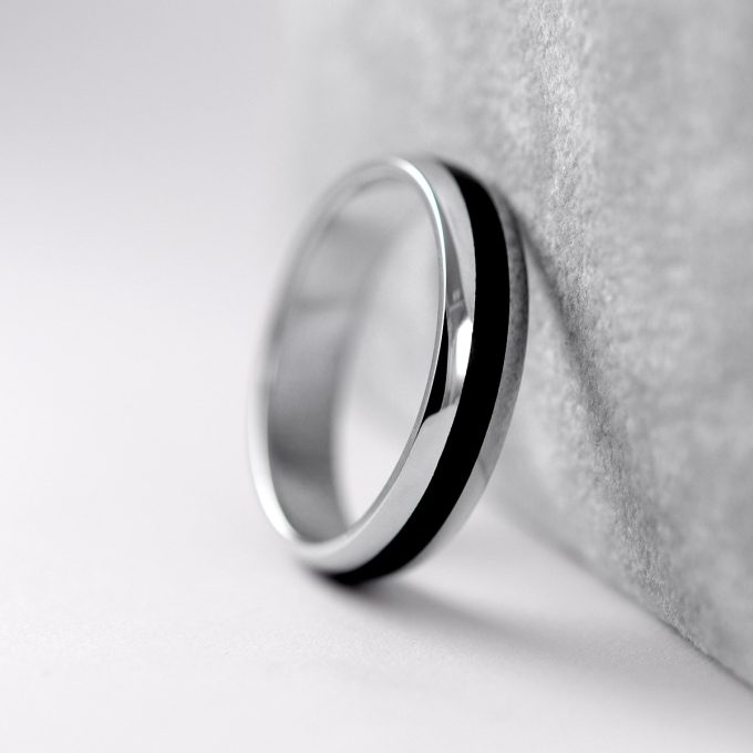 Polished_carbon_wedding_ring_detail