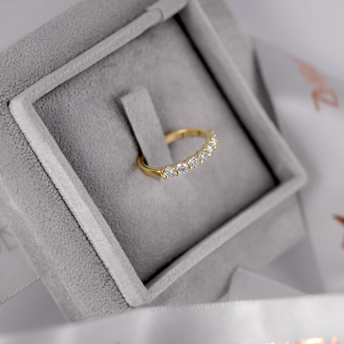 Porocni_prstan_Half_eternity_z_0.11ct_diamanti_detajl Half_eternity_wedding_ring_with_0.11ct_diamonds_detail