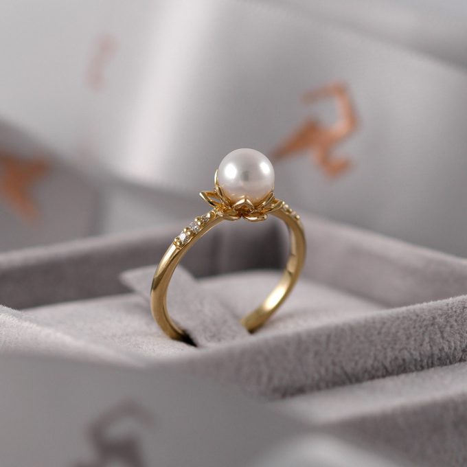 Pearl_and_diamond_flower_ring_detail