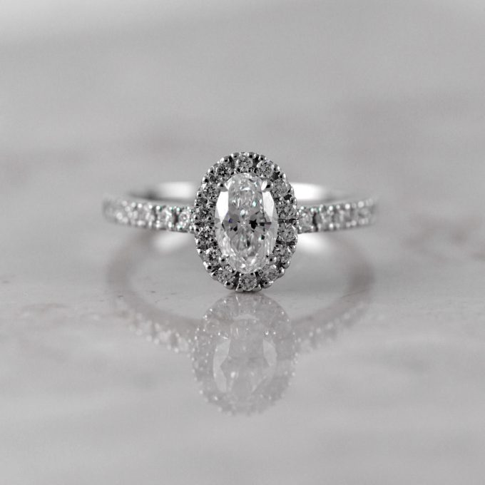 Diamantni_zarocni_prstan_oval_halo_detajl Oval_Diamond_halo_Engagement_ring_detail