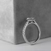Diamantni_zarocni_prstan_oval_halo_s_strani Oval_Diamond_halo_Engagement_ring_side_view