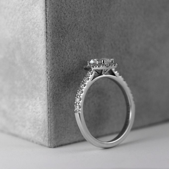 Diamantni_zarocni_prstan_oval_halo_s_strani Oval_Diamond_halo_Engagement_ring_side_view