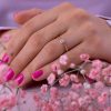 Klasicni_diamantni_zarocni_prstan_solitaire_na_roki Classic_solitaire_diamond_engagement_ring_on_hand