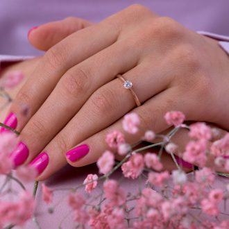 Classic_solitaire_diamond_engagement_ring_on_hand