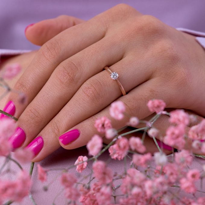 Klasicni_diamantni_zarocni_prstan_solitaire_na_roki Classic_solitaire_diamond_engagement_ring_on_hand