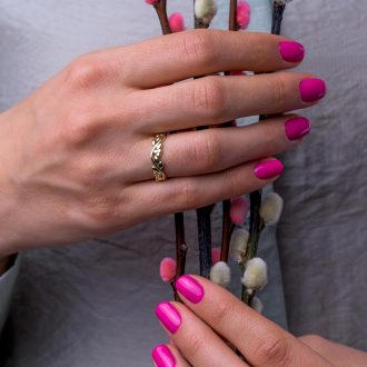 Wavy_vintage_inspired_wedding_ring_on_hand