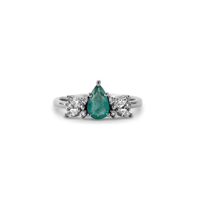 Zarocni_prstan_s_smaragdom_in_diamanti_belo_zlato Pear_Emerald_and_diamond_cluster_engagement_ring_white_gold
