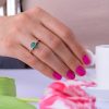 Zarocni_prstan_s_smaragdom_in_diamanti_na_roki Pear_Emerald_and_diamond_cluster_engagement_ring_on_hand