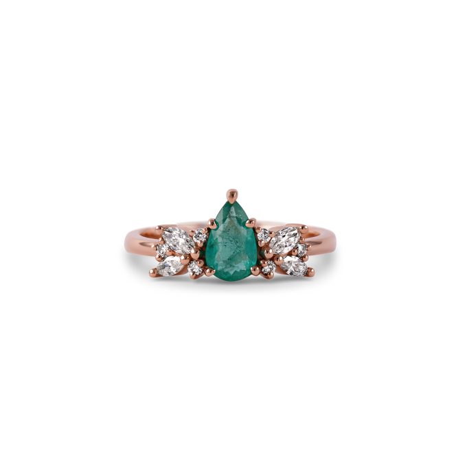 Zarocni_prstan_s_smaragdom_in_diamanti_roza_zlato Pear_Emerald_and_diamond_cluster_engagement_ring_rose_gold