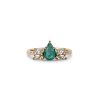 Zarocni_prstan_s_smaragdom_in_diamanti_rumeno_zlato Pear_Emerald_and_diamond_cluster_engagement_ring_yellow_gold