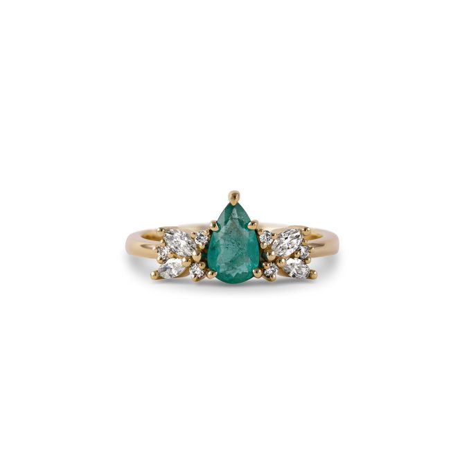 Zarocni_prstan_s_smaragdom_in_diamanti_rumeno_zlato Pear_Emerald_and_diamond_cluster_engagement_ring_yellow_gold