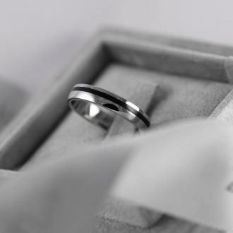 Asymmetric_carbon_wedding_ring_detail