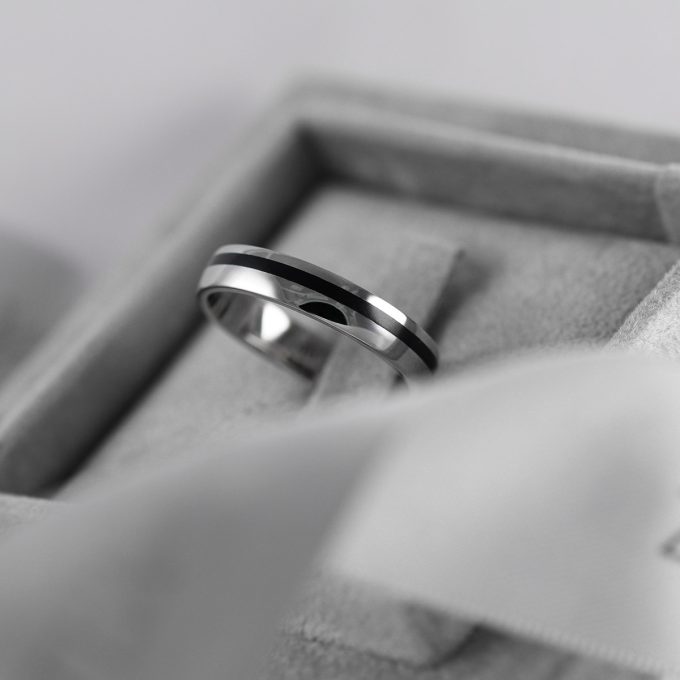 Asymmetric_carbon_wedding_ring_detail