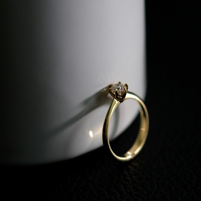 Klasicni_Solitaire_diamantni_zarocni_prstan_detajl Classic_diamond_engagement_ring_Solitaire_detail