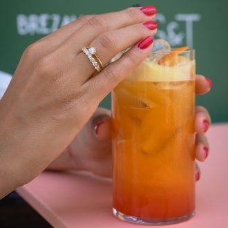 Classic_diamond_engagement_ring_Solitaire_on_hand